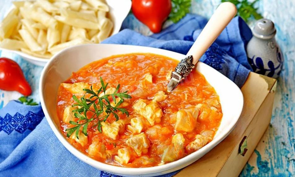 Рецепт гуляша из куриных грудок с болгарским перцем в мультиварке