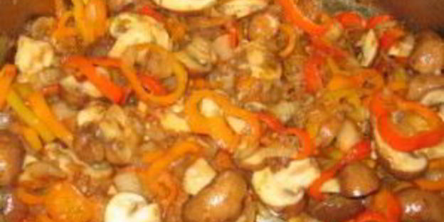 гуляш из курицы с грибами