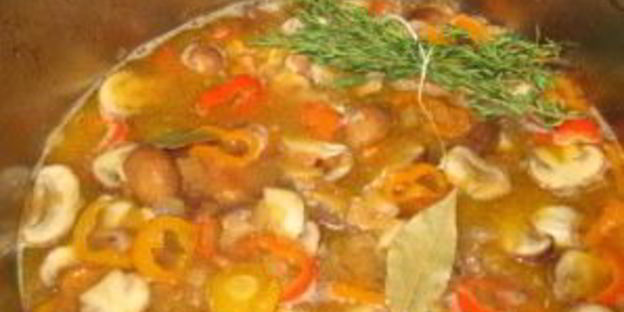 гуляш из курицы с грибами