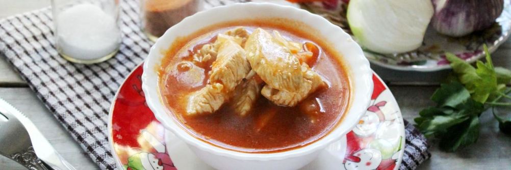 Гуляш из курицы с подливкой