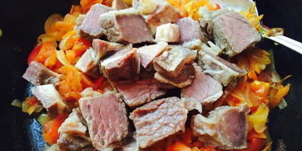 гуляш из отварного мяса
