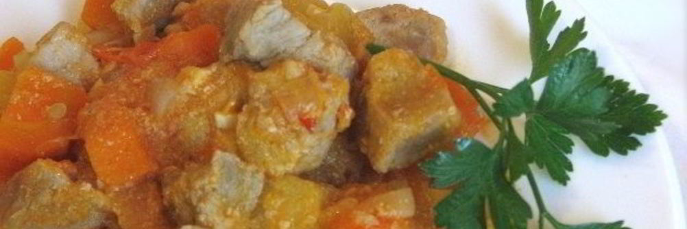 Гуляш с кабачками