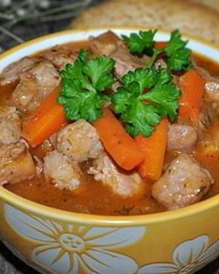 Гуляш с красным вином