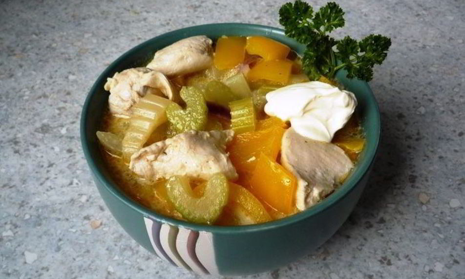 Рецепт гуляша с нежной куриной грудкой, сельдереем и перцем