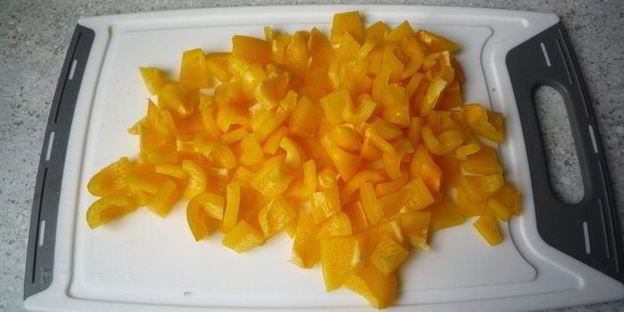 гуляш с нежной куриной грудкой, сельдереем и перцем