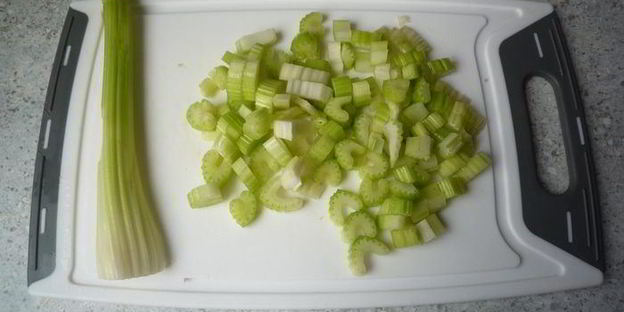 гуляш с нежной куриной грудкой, сельдереем и перцем