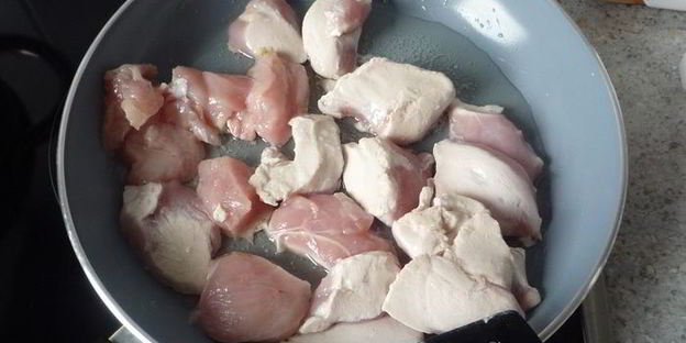 гуляш с нежной куриной грудкой, сельдереем и перцем