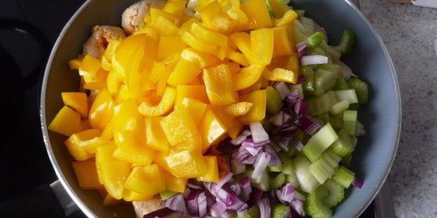 гуляш с нежной куриной грудкой, сельдереем и перцем