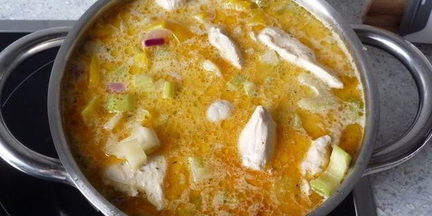 гуляш с нежной куриной грудкой, сельдереем и перцем