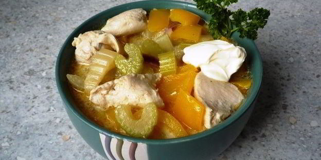 гуляш с нежной куриной грудкой, сельдереем и перцем