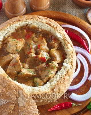Гуляш в хлебе по-чешски