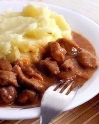Мясной гуляш с подливкой и картофельным пюре