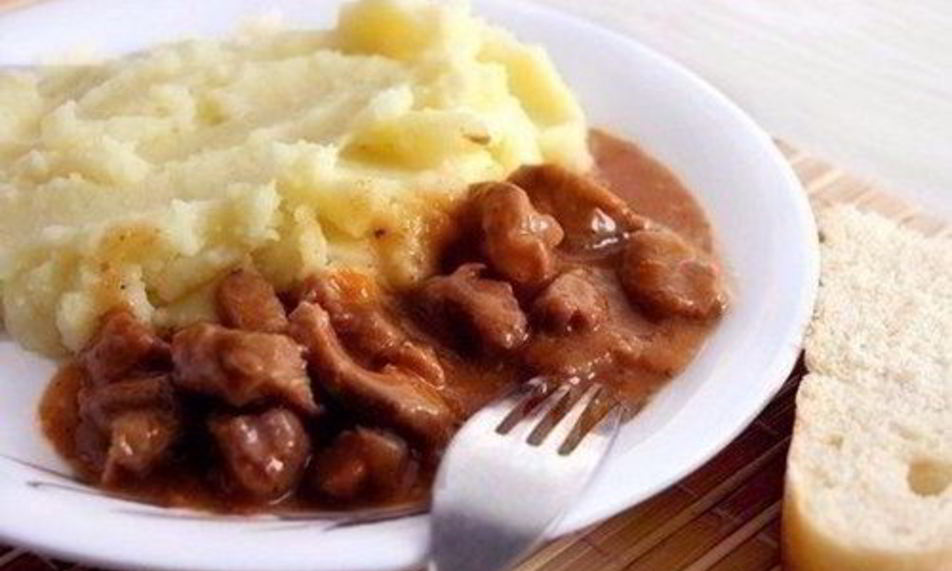 Рецепт мясного гуляша с подливкой и картофельным пюре