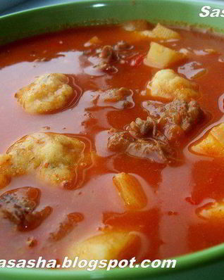 Суп-гуляш с чесночными клецками