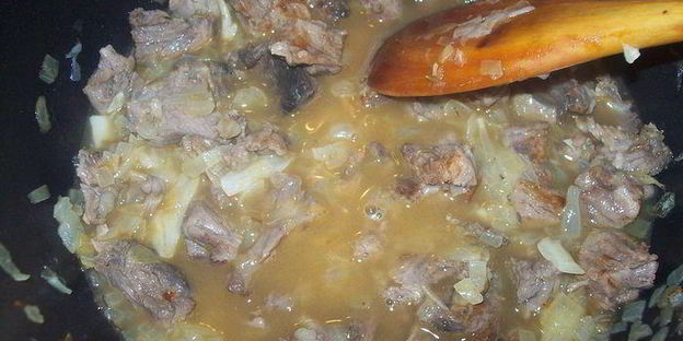 суп-гуляш с чесночными клецками