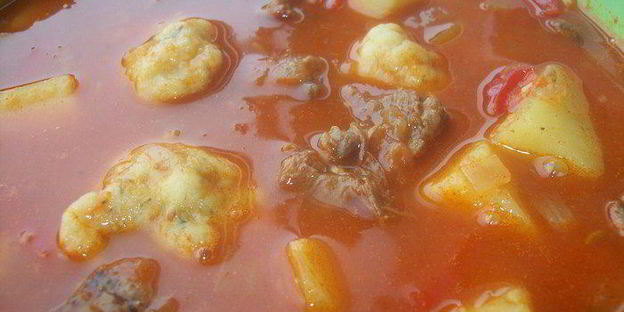 суп-гуляш с чесночными клецками