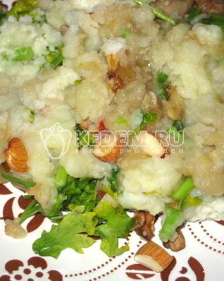 Картофельное пюре в остром соусе с орехами