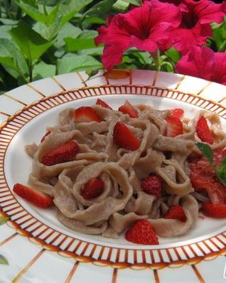 Клубничная лапша