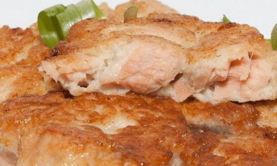 Рецепт аппетитных котлеток из красной рыбы с сыром