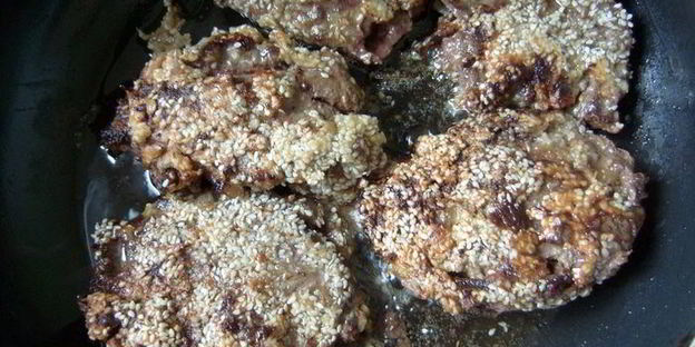 фаршированные котлеты из печени в кунжутной панировке