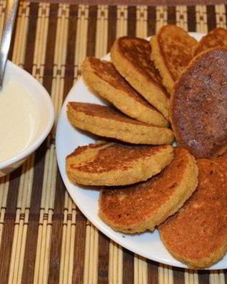 Гороховые котлетки с соусом