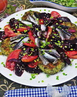 Картофельные котлеты с маком, свеклой и килькой