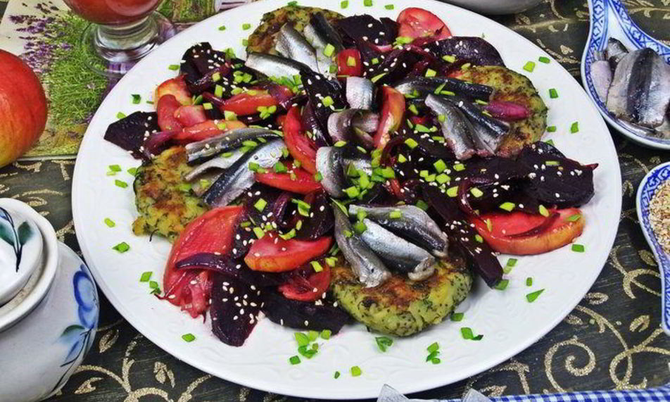 Рецепт картофельных котлет с маком, свеклой и килькой