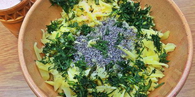 картофельные котлеты с маком, свеклой и килькой