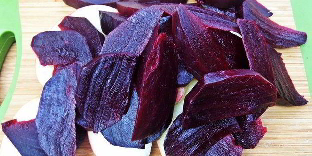 картофельные котлеты с маком, свеклой и килькой