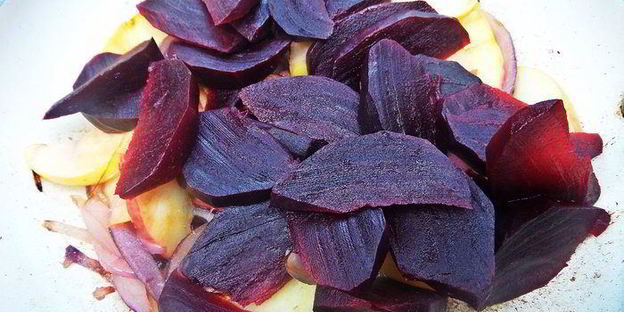 картофельные котлеты с маком, свеклой и килькой