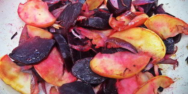 картофельные котлеты с маком, свеклой и килькой