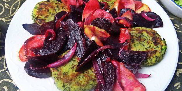 картофельные котлеты с маком, свеклой и килькой