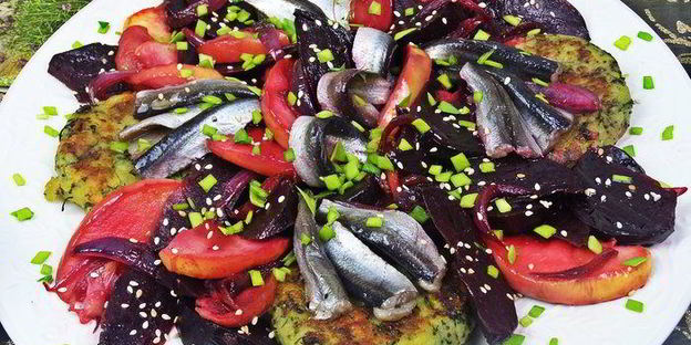 картофельные котлеты с маком, свеклой и килькой