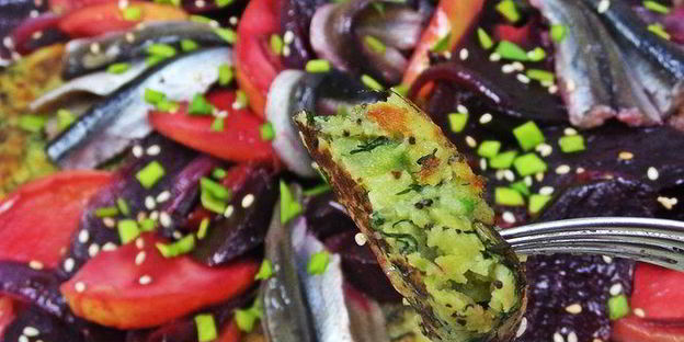 картофельные котлеты с маком, свеклой и килькой