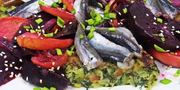 картофельные котлеты с маком, свеклой и килькой