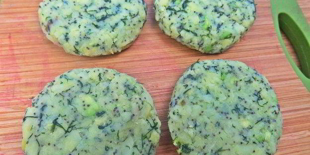 картофельные котлеты с маком, свеклой и килькой