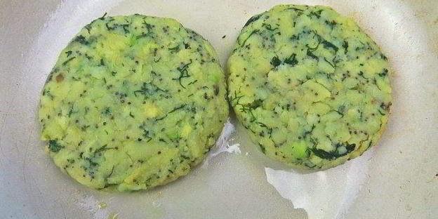 картофельные котлеты с маком, свеклой и килькой