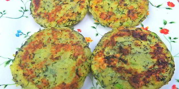 картофельные котлеты с маком, свеклой и килькой