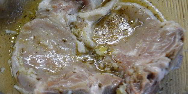 котлета на кости в ароматном маринаде