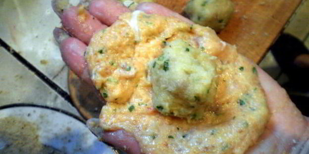 котлеты из двух видов рыб со сливочным соусом