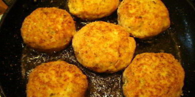 котлеты из двух видов рыб со сливочным соусом