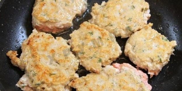 котлеты из индейки с манкой на сковороде