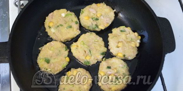 котлеты из консервов и картошки