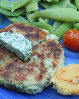 Котлеты из окуня с травами и зеленым соусом с хреном