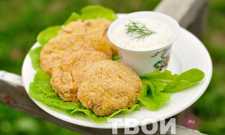 Рецепт куриных котлет с яблоком и манкой, запеченные в духовке