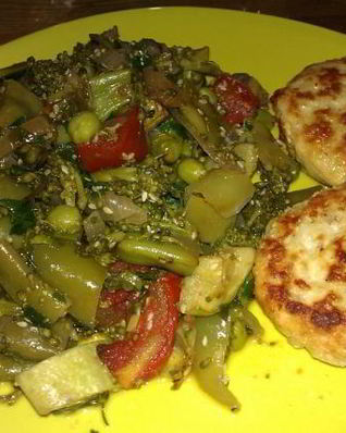 Овощной микс с кунжутом и соевым соусом и куриные котлеты