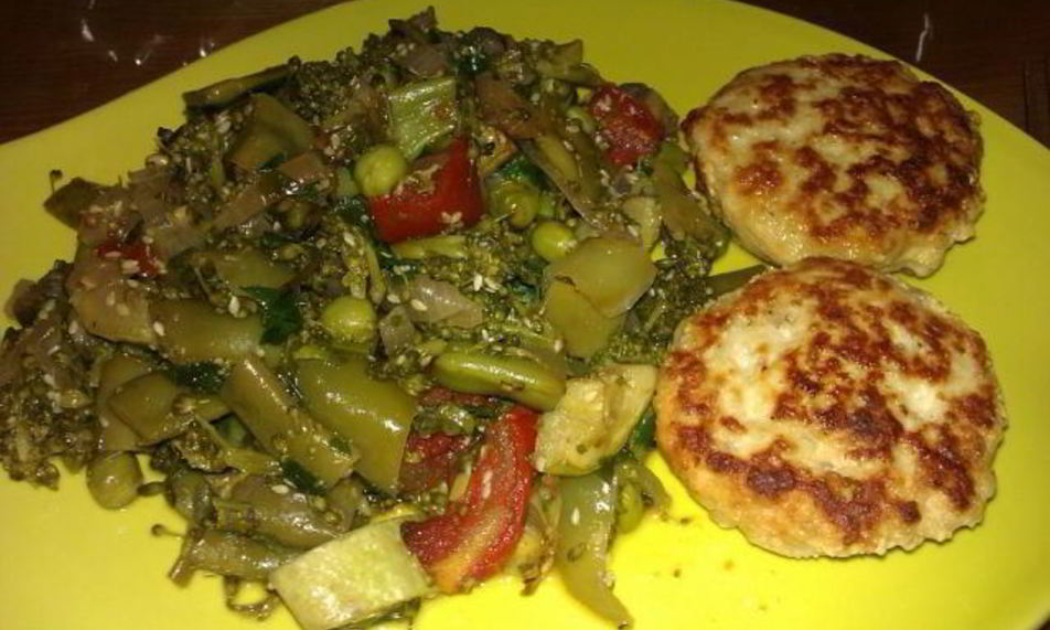 Рецепт овощного микса с кунжутом и соевым соусом и куриные котлеты