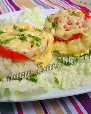 Паровые котлеты с цветной капустой, помидорами и сыром