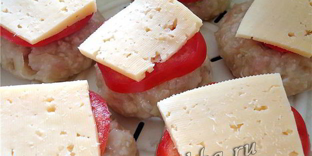 паровые котлеты с цветной капустой, помидорами и сыром