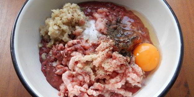 пышные котлеты из свиной печени и курицы с сыром